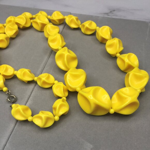 Preloved Vintage Geometric Acrylic Yellow Bead Necklace - Picture 1 of 4